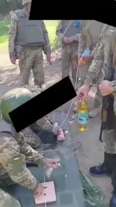 Військові тренуються на тренажері для надання першої допомоги