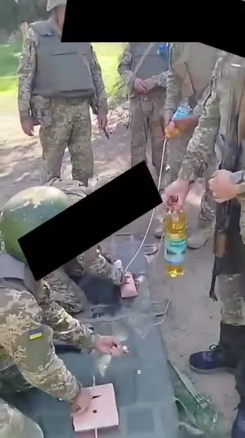 Військові тренуються на тренажері для надання першої допомоги